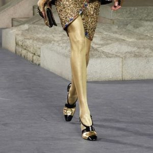 Karl Lagerfeld: le scarpe Chanel color oro, il ‘’Kaiser’’ della moda detta ancora tendenze