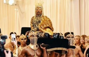 L’entrata di Billy Porter stile antico Egitto: Met Gala 2019