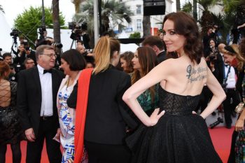 Cannes 2019: Sand Van Roy si tatua un chiaro messaggio rivolto a tutti gli stupratori