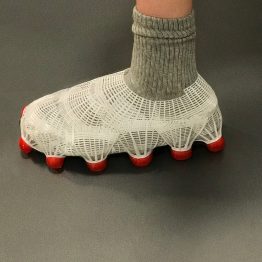 Le scarpe di Nicole McLaughlin: tra prototipi fantasiosi e forme futuristiche