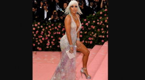 Nessuna pietà: J-Lo calpesta con dei tacchi vertiginosi il red carpet del Met Gala 2019