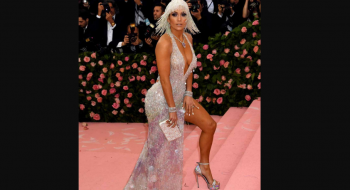 Nessuna pietà: J-Lo calpesta con dei tacchi vertiginosi il red carpet del Met Gala 2019