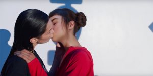 Spot Calvin Klein: piovono polemiche sul bacio saffico tra Bella Hadid e la modella virtuale