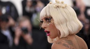 Lady Gaga in piumino B James e stivali Zanotti dice “No!” all’estate