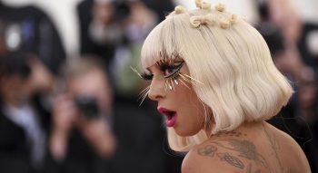 Lady Gaga in piumino B James e stivali Zanotti dice “No!” all’estate