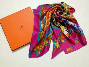 Foulard OMG! 12 idee per indossarlo e abbinarlo con originalità