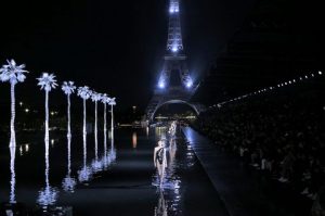 La Torre Eiffel compie 130 anni: ricordate quando ha sfilato per Chanel e YSL?