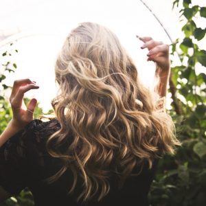 Addio capelli crespi: la guida completa per affrontare l’estate 2019