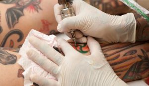 I tatuaggi top 2019 sono ricamati a punto croce: dove vai se il ricamo non ce l’hai?!