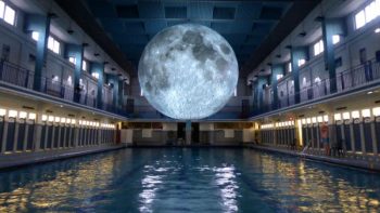 A Milano è possibile nuotare sotto la luna: dal 15 al 23 giugno Museum of the Moon