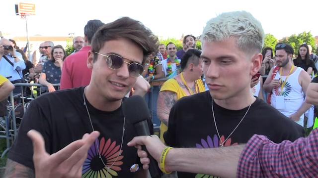 Benji e Fede su palco del Gay Pride di Modena: t-shirt arcobaleno e rivelazioni su Bella Thorne