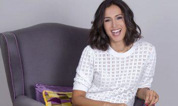 Caterina Balivo conferma il must have di stagione: i mocassini nelle nuance del bianco