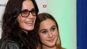 La figlia di Courteney Cox indossa l’iconico vestito rosso della sua mamma 21 anni dopo
