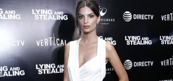 Emily Ratajkowski: l’abito alla greca che ha fatto impazzire il web