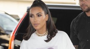 Kim Kardashian ci insegna come raccogliere i capelli: bob mania