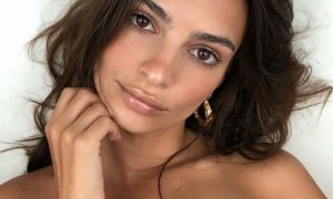 Emily Ratajkowski ci mostra il perfetto vestito anti caldo: gli accessori sono importantissimi