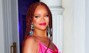 Rihanna inaugura il suo pop-up newyorkese Fenty indossando un audace mini-dress