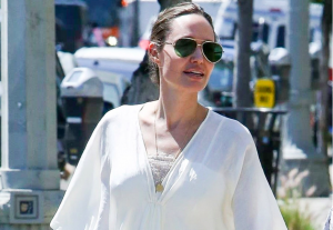 Angelina Jolie non ha dubbi: caftano che passione!