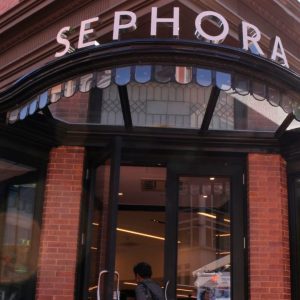Stop discriminazioni: Sephora chiude e tiene un corso di sensibilizzazione ai dipendenti