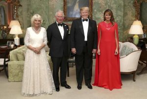 I Trump all’Ambasciata americana di Londra: metà della famiglia reale diserta l’evento (tranne Carlo e Camilla)