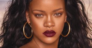 Rihanna colpevole di aver rievocato il vestito sopra i pantaloni. From 2000, with love
