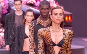 Irina Shayk sfila fiera per Versace: le voci sul presunto tradimento del marito non sembrano toccarla