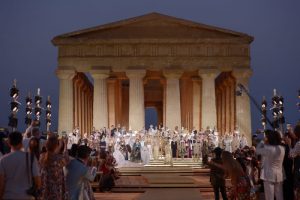 D&G sfilano in Sicilia: il glamour degli Dei dell’Olimpo nella Valle dei Templi