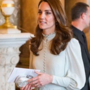 Cosa c’è nella mini borse di Kate Middleton? Mistero svelato