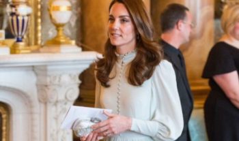 Cosa c’è nella mini borse di Kate Middleton? Mistero svelato