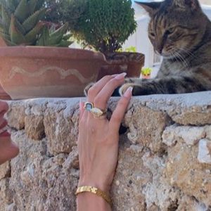 Bella Hadid: la top model sfoggia una manicure anni ’90