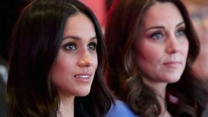 Nessun augurio per Camilla: Meghan e Kate e il complotto contro la Duchessa