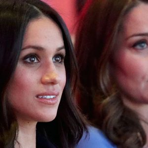 Nessun augurio per Camilla: Meghan e Kate e il complotto contro la Duchessa