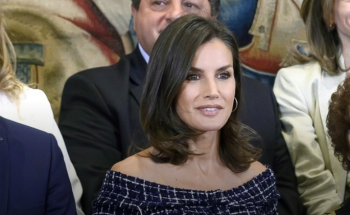 La Regina Letizia continua ad indossare abiti che costano meno di 30 euro