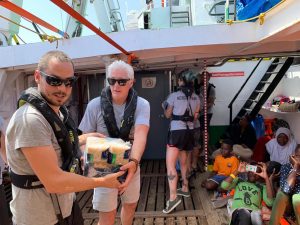 Richard Gere a Lampedusa per portare viveri ai migranti a bordo di Open Arms