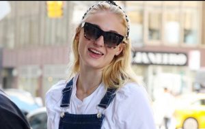 Sophie Turner: torna la salopette di jeans per l’Autunno 2019