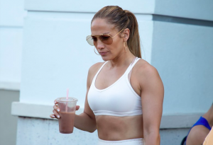 Jennifer Lopez ha gli addominali scolpiti nella roccia