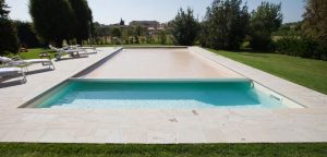 Coperture per piscine: come facilitare relax e pulizia