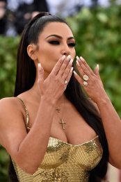 La french manicure alla Kardashian è tornata, ma con una bella novità