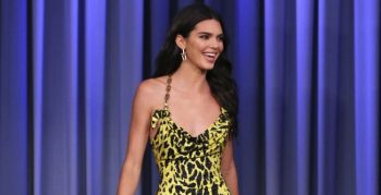 Kendall Jenner abito Versace: look semplice in vista della stagione autunnale