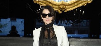 Monica Bellucci alla Milano Fashion Week: caschetto glamour alla sfilata di Dolce&Gabbana