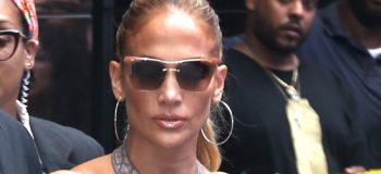Jennifer Lopez sceglie la gonna longuette e il risultato è mozzafiato