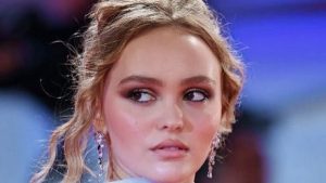 Lily Rose Depp rende omaggio all’eleganza senza tempo di Chanel