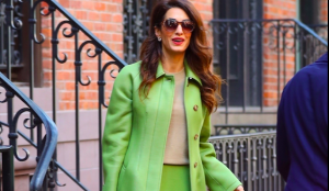 Amal Clooney look autunno 2019: il cappotto Burberry è di un colore elettrizzante