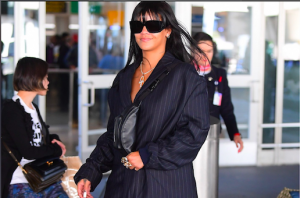 Rihanna come scarface in completo giacca e pantaloni gessato