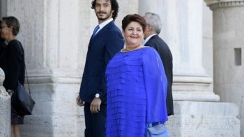 Teresa Bellanova: il suo vestito blu simbolo della lotta al body shaming