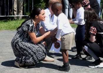 Meghan Markle indossa un vestito super economico per il tour reale