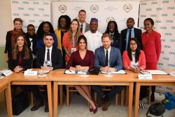 Meghan Markle ci dà un’altra lezione di stile a suon di colori autunnali