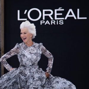Helen Mirren per L’Oréal Paris alla Paris Fashion Week: la bellezza non ha età