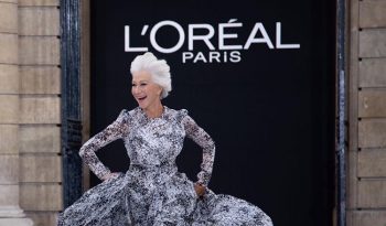 Helen Mirren per L’Oréal Paris alla Paris Fashion Week: la bellezza non ha età