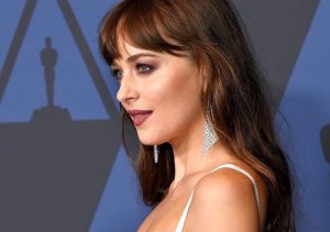 Dakota Johnson e l’abito bianco di Brandon Maxwell: look super romantico